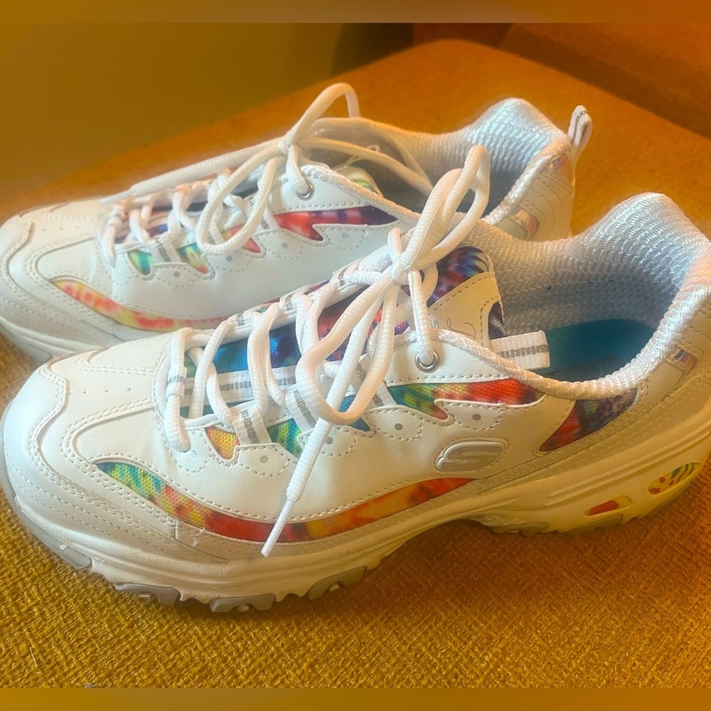 Women’s White Skechers D’Lite Atheltic Shoes - Size 11